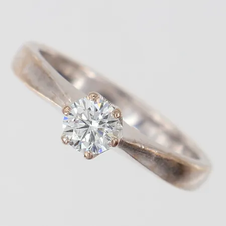 Ring med briljantslipade diamant 1 x ca 0,45ct, kvalité ca TW(G)/SI2, Fyra fjädrar, stl:17¾, bredd 2,8-5mm, vitguld 18K.  Vikt: 4,4 g