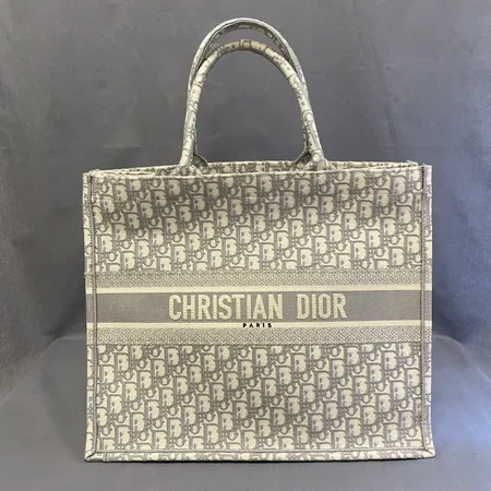 Väska Christian Dior Book tote, modell-nr: M1286ZRIW, serie-nr: 50-MA-0220, ca 42x35x18,5cm, kvitto 2021, certifikat, bruksslitage, limrester på ena hörnet, få tal trådsläpp, inga övriga tillbehör.