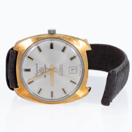 Herrur Lagonda Chronometer 18K guld automatisk 35mm, plexiglas, datum, brunt läderband, ett stift saknas, missfärgning, bucklor.  Vikt: 0 g