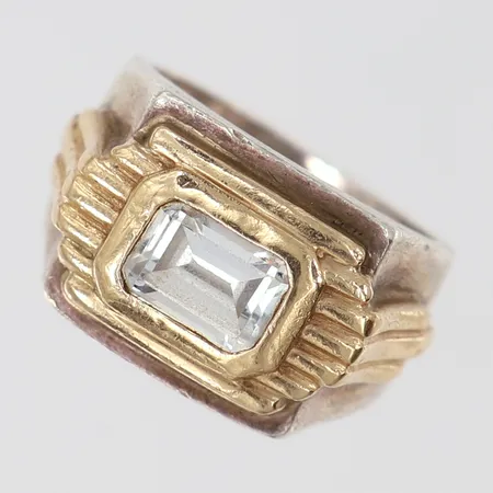 Ring med dekor i 14K samt vit sten, stl:15½, bredd 4,2-12mm, skev, Silver 925/1000.  Vikt: 9 g