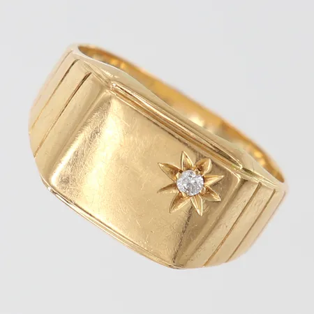 Klackring med vit sten, stl: 18½, bredd 3,2-11mm, skev/bucklig, GHA, 18K.  Vikt: 4,4 g