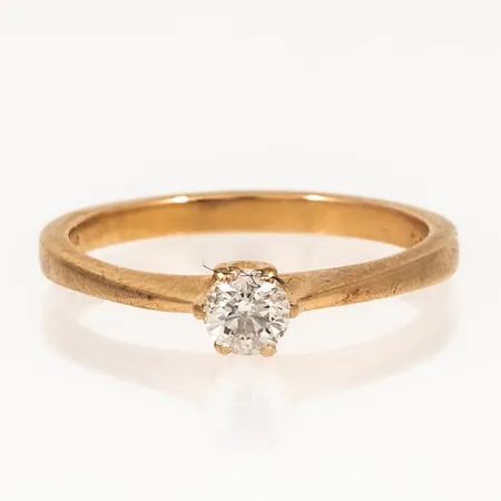 Ring med en briljantslipad diamant 0,20ct W(H)/P stl:16, bredd 2-4mm, nötta klor, 18K 2,5g.