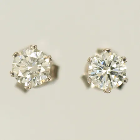 Örhängen med diamanter 2 x ca 0,45ct, Ø 5mm, skeva stift, 18K, 1,4g Vikt: 1,4 g