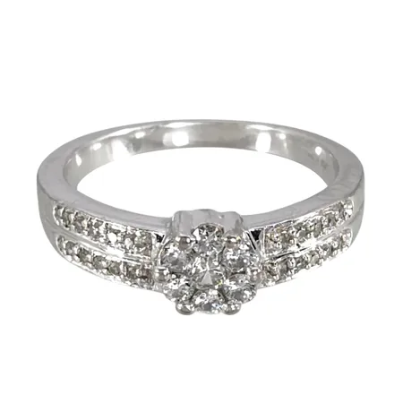 Diamantring i 18K vitguld, Diamanter 7 x 0,02ct + 20 x 0,005ct, Guldfynd (GHA), strl:17¼ mm, bredd 2-5 mm Vikt: 3,9 g