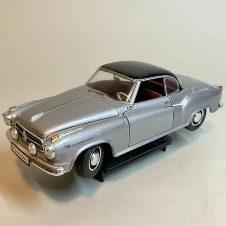 Leksaksbil Borgward Isabella coupé längd 23,5cm bredd 9cm skala 1:18, Revell, öppningsbara dörrar och motorhuv, silvrig med röd interiör, står på en platå, bruksskick  Skickas med paket.