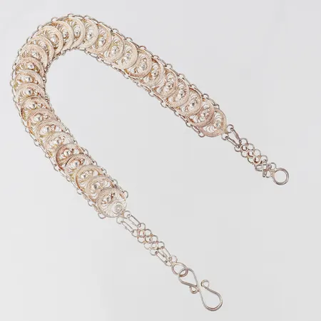 Armband med dekor, längd 20cm, bredd 10mm, ostämplat Silver 925/1000. Vikt: 9 g