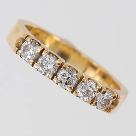 Ring med briljantslipade diamanter totalt 0,40ctv enligt gravyr, stl: 15, bredd 3mm, Schalins, 18K.  Vikt: 3,1 g