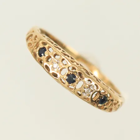 Ring med genombruten dekor och blå och vita stenar stl 17, bredd 1,5-4mm, något skev skena, 18K, 1,4g Vikt: 1,4 g