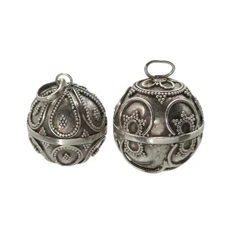 Albueknappar (Hängen) silver 2 stycken, allmogestil 1900-tal, invändigt med bjällror, Ø22 resp. 24 mm, längd inkl. öglor 32,5 resp. 30 mm Vikt: 26,9 g