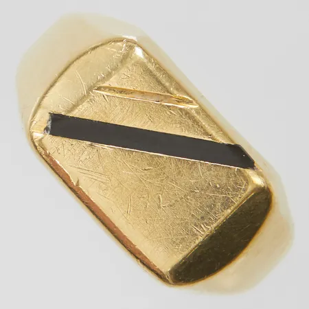 Klackring med onyx stl:19½, bredd: 4,5-10,5mm, GHA, skev skena, onyxen skadad, 18K Vikt: 6 g