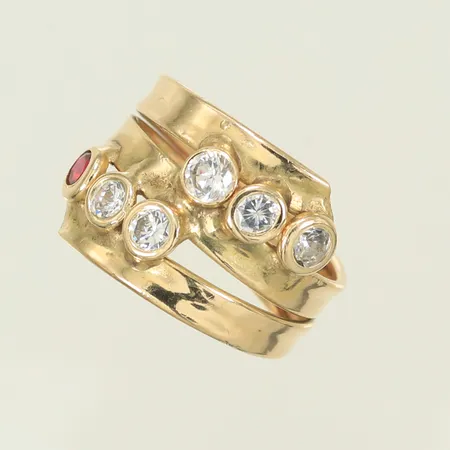 Ring med röd och vita stenar stl 17¾, bredd 7-16mm, sliten, 14K, 2,5g bruttovikt