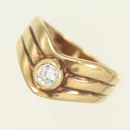 Ring med vit sten stl 17¾, bredd 4,5-10mm, 8K, 3,6g Vikt: 3,6 g