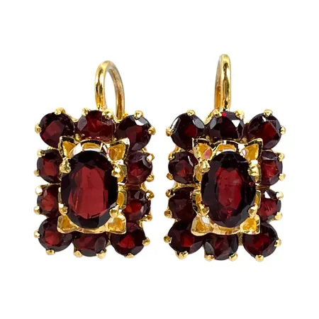 Örhängen i 18K guld med Granater, örhängenas längd 19 mm, bredd 11 mm, fint skick, stenar utan anmärkning Vikt: 6,4 g