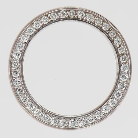 Ring Efva Attling Amor Vincit omina, med diamanter totalt 0,31ctv enligt gravyr, stl: 15, bredd 2,8mm, vitguld 18K.  Vikt: 5,6 g