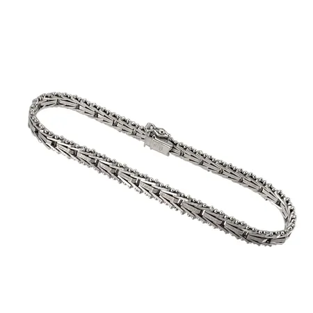 Armband i 18K vitguld, svensk kontrollstämpel, längd knäppt 18,5 cm, bredd 6,5 mm Vikt: 17,6 g