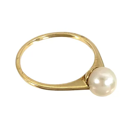 Ring i 14K guld med odlad Pärla Ø 6 mm, blåvitrosa ton, god lyster, stl:17,0 mm, skenans bredd 1 mm Vikt: 1,4 g