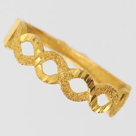 Ring med dekor, stl: 18, bredd 2-,4,5mm, ostämplat 18K.  Vikt: 1,4 g