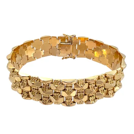 Armband i 18K guld, delvis mönstrad modell, blomdekor, längd knäppt 21,0 cm, bredd 16 mm, tjocklek 3 mm, några små ojämnheter Vikt: 36,4 g