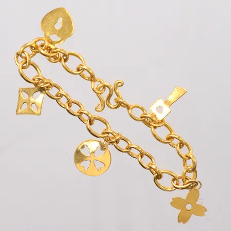 Armband med fem berlocker, längd 16,5cm, bredd 5mm, 23K. Vikt: 15,2 g