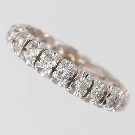 Ring med diamanter 23 x ca 0,03ct totalt ca 0,70ctv, Kvalite ca TCr(I)/SI2, helallains, stl:17, bredd 3,8mm, vitguld 18K.  Vikt: 3,3 g