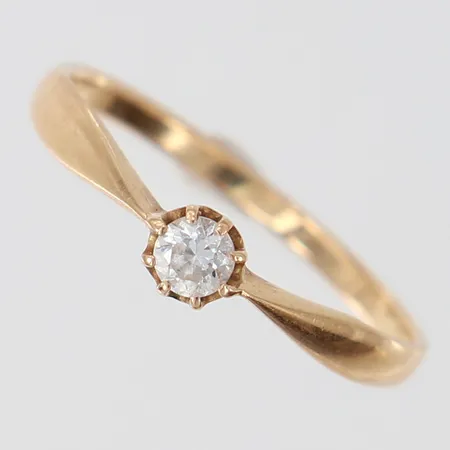 Ring med vit sten, stl: 17¾, bredd 1,6-4mm, 14K.  Vikt: 1,5 g