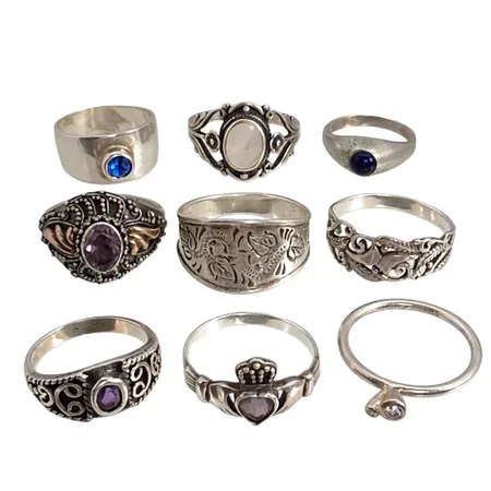 Ringar silver vita & färgade stenar, totalt 9 stycken, varierande mått Ø17,0-20¾ mm, bl.a. tillverkare HHN, stenar utan anmärkning Vikt: 29,2 g