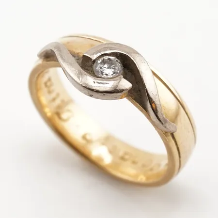 Ring m diamant 0,10ct enligt gravyr, stl 16½(52), bredd 7,5mm, 18k, gravyr Vikt: 6,2 g