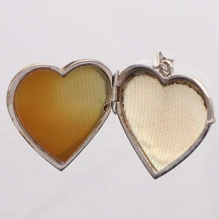 Medaljong hjärta, längd 3,5cm, bredd 3cm, 925/1000 Silver.  Vikt: 9,9 g