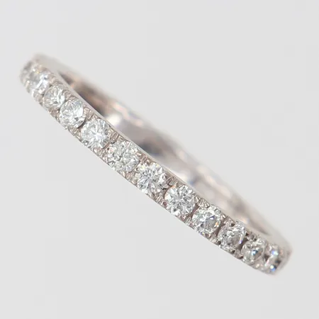 Ring med diamanter 29 x 0,03ct totalt ca 0,90ctv, Kvalite ca W-TCr(H-I)/SI, en diamant skadad, helallians, stl:17¾, bredd 2,1mm, vitguld 18K.  Vikt: 2,7 g