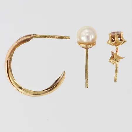 Tre udda örhängen med sten/pärla, 18K.  Vikt: 1,3 g