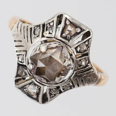 Ring med rosenslipade diamanter, fattning i silver, sannolikt 1800-tal, senare ring skena, stl: 17, bredd 1,3-15,5mm, 14K.  Vikt: 2,8 g