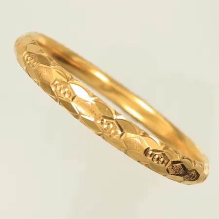 Armring med mönster, Ø 67mm, bredd 6,5mm, borrhål på insida, 21K, 10,6g Vikt: 10,6 g