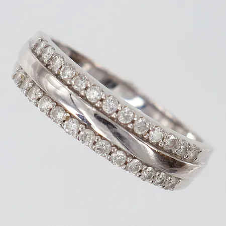 Ring med diamanter 26 x 0,02ct, stl: 18, bredd 2-5mm, GHA, vitguld 18K Vikt: 3,1 g