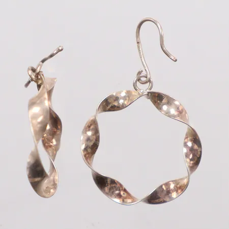 Ett par örhängen, längd 4cm, bredd 2,5cm, Silver. Vikt: 2,5 g