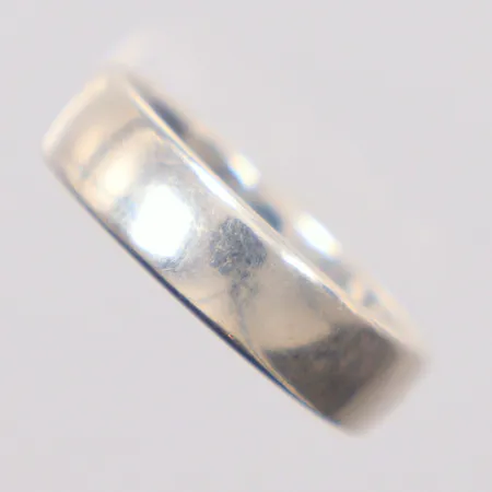 Ring Ø16½, bredd 5mm, gravyr, 925/1000 Silver. Vikt: 3,6 g
