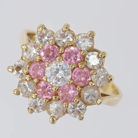 Ring med vita stenar, stl:17½, bredd 2,5-14mm, 14K.  Vikt: 4,8 g