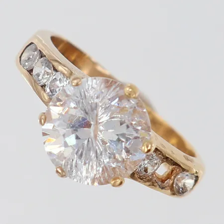 Ring med stenar, stl:15¾, bredd 2,5-10mm, en sten saknas, 18K.  Vikt: 5,3 g