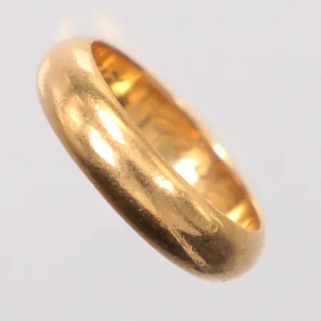 Ring slät, Ø16¼, gravyr, 18K.  Vikt: 5 g