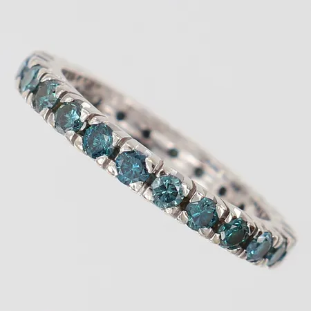Ring med blå färgbehandlade diamanter 22 x ca 0,05ct totalt ca 1,10ctv, helallians, stl:17¼, bredd 2,7mm, vitguld 18K.  Vikt: 3,1 g
