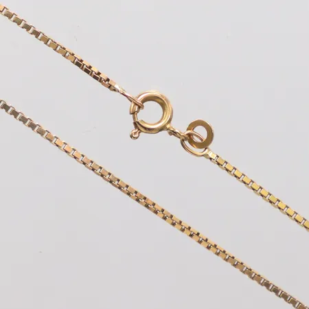 Kedja längd 46,5cm, bredd 1mm, 9K. Vikt: 3,6 g