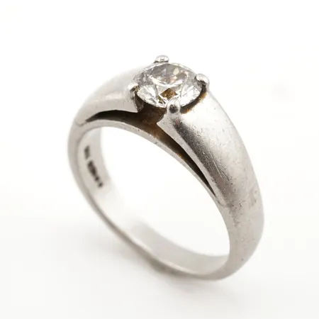 Ring PT m diamant 0,84ct  E VS2 enligt GIA cert, stl 17(53), bredd ca 6mm, Platina, värdering, cert Vikt: 9,5 g