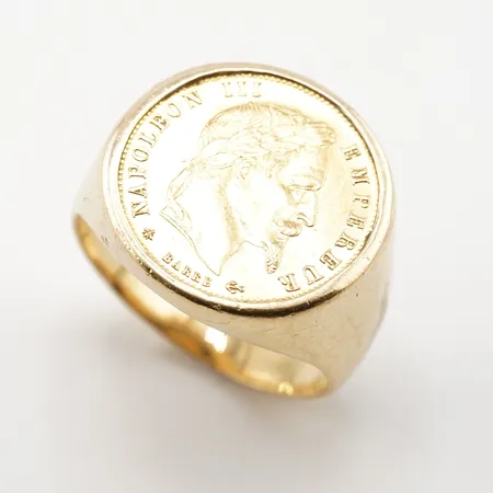 Ring m mynt, stl 19½(61), bredd 17,5mm, 21k Vikt: 10,3 g