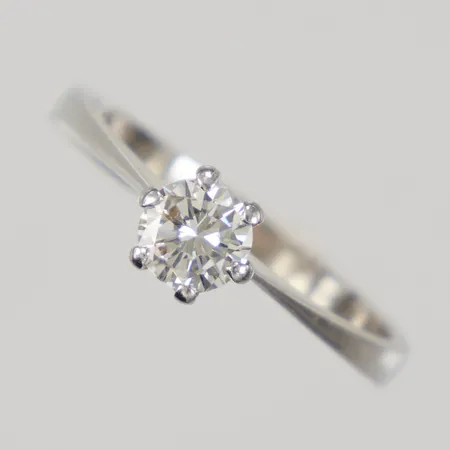 Ring med diamant 1x 0,50ct Top Cape (K-L)/VS, stl 17¾, bredd 3mm, Vitguld, 18K Vikt: 3 g