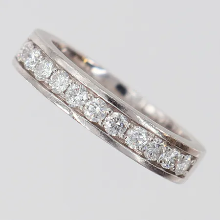 Ring med briljantslipade diamanter 0,47ctv enligt gravyr, Kvalité ca W(H)/SI, stl: 16½, bredd 4mm, GHA, vitguld 18K.  Vikt: 5,4 g