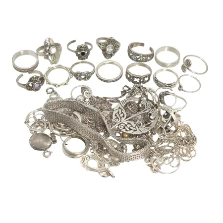 Diverse silversmycken defekter ojämnheter förekommer, någon mindre sten, bruttovikt 161,5 gram Vikt: 161,5 g