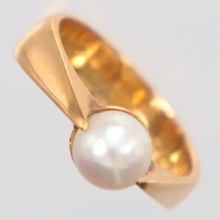 Ring med pärla, Ø15½, tillverkad år 1909, gravyr, 18K. Vikt: 5 g