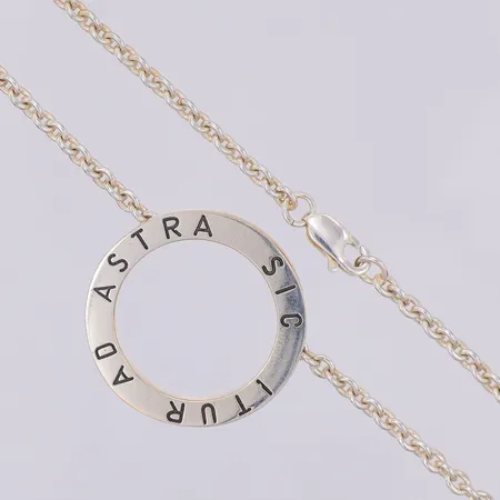 Collier Astra Efva Attling längd 46cm bredd 3mm Ø27mm, "Sic itur ad astra" "vägen till stjärnorna", originaletui, nypris 2500kr, silver 925/1000 Vikt: 14,9 g