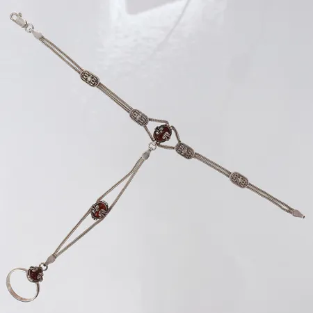 Handsmycke med ring och röda stenar, längd 19cm, stl: 17½, bredd 6,5mm, Silver 925/1000.  Vikt: 18,2 g