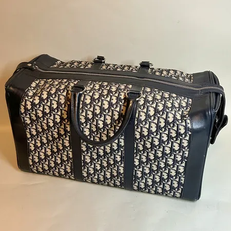 Väska Dior Diorissimo Weekend Bag monogram mörkblå / beige, längd 49cm bredd 30cm höjd 26cm, ca 70-tal, mörkblått läder, canvas, fin beige insida tyg, 6 innerfack, silverfärgade beslag, dubbla handtag, etikettmärkt "made in France garanti Scotchgard", fötter i metall, reva vid dragkedjan, nyckel saknas, något slitna hörn, inga tillbehör