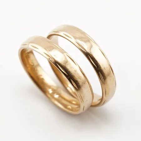 Ringar, 2 st, stl 17(55), bredd 44mm, 18k, gravyr Vikt: 7,4 g